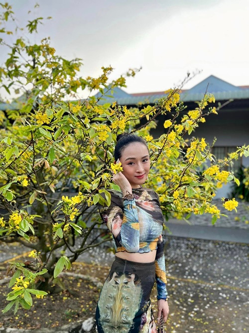 Phương Nga kín tiếng về chuyện tình cảm. Năm 2022, người đẹp chia sẻ, do cô ít ra ngoài gặp mọi người nên không có ai theo đuổi.