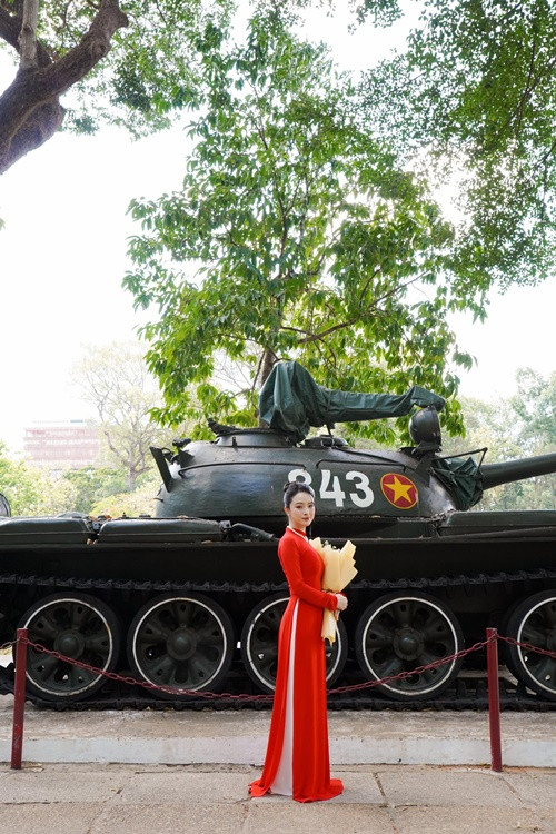 Chẳng cần mặc hở bạo, cô vẫn cuốn hút mọi ánh nhìn.