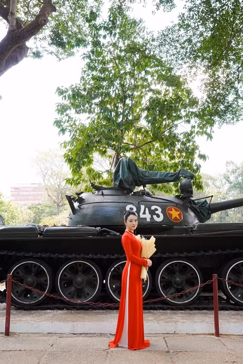 Chẳng cần mặc hở bạo, cô vẫn cuốn hút mọi ánh nhìn.