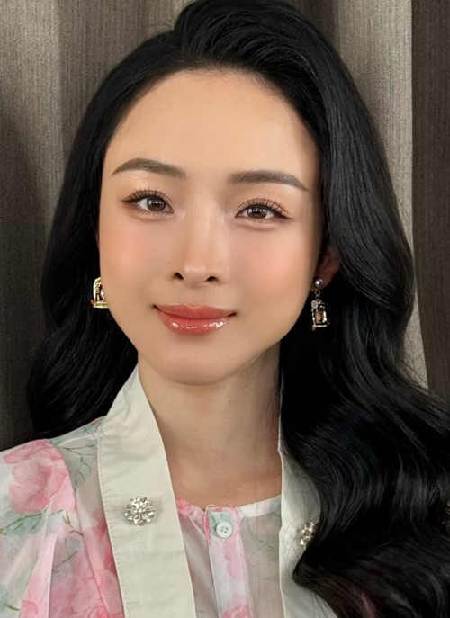 Phương Nga thi thoảng vẫn viết lời bài hát. Bài hát mới nhất cô viết lời là Rồi một ngày nào đó (nhạc: Đức Trí).