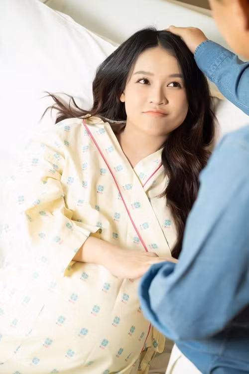 Sam được chồng động viên, chăm sóc lúc vượt cạn.