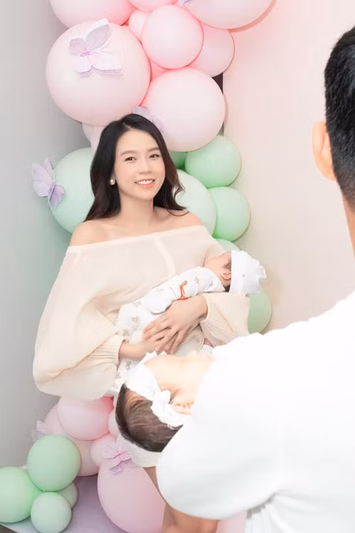 Sam chia sẻ trên VOV về việc làm mẹ bỉm sữa: "Khó khăn thì cũng như những bà mẹ khác thôi, Sam thấy mình vẫn may mắn vì được chồng yêu thương, hỗ trợ. Anh phụ giúp Sam nhiều lắm, anh luôn sẵn sàng làm bất cứ điều gì tốt cho 3 mẹ con Sam. Ngoài ra, Sam còn được mẹ giúp nữa, nói là khó khăn thì cũng khó nhưng Sam nghĩ nó sẽ không thể so được với các mẹ bỉm sữa khác".