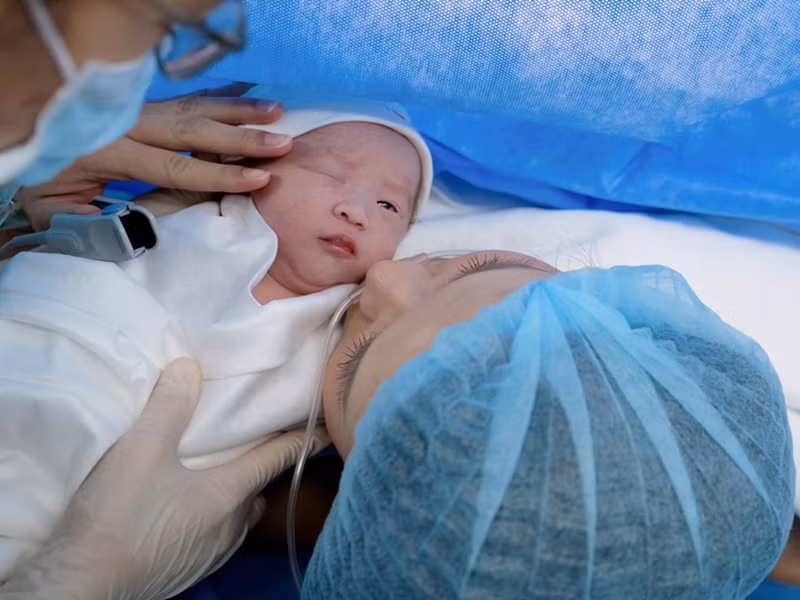  Hot girl Sam đã lập một fanpage để lưu giữ hình ảnh các con. Mới đây, trên fanpage này, cô đăng tải ảnh con gái biết nháy mắt với mẹ khi mới chào đời. Hiện tại, Sam vẫn chưa khoe ảnh cận mặt con trai.