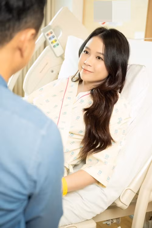 "Hot girl 50 tỷ" chia sẻ: "Nhõng nhẽo thì thôi rồi. Cũng may lúc đó chịu khó chụp lại mấy tấm làm kỷ niệm. Giờ coi lại thấy vẫn hạnh phúc lâng lâng".