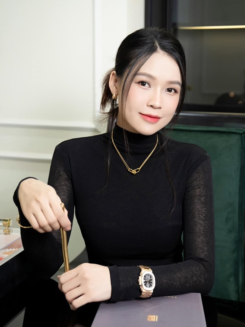 "Tình hình chung của mấy mẹ bỉm khi đi làm trở lại. Cảm giác lạ lẫm làm sao", Sam chia sẻ.