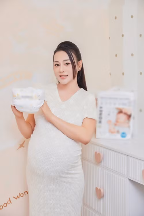 “Vậy là mẹ con mình đã hoàn thành xuất sắc chặng đầu tiên. Cảm ơn hai con yêu đã luôn hợp tác để mẹ có 1 thai kỳ khỏe mạnh và đầy ý nghĩa. Hành trình sắp tới còn rất dài, mẹ con mình cùng nhau cố gắng nha”, Phương Oanh nhắn nhủ hai thiên thần nhỏ của mình.