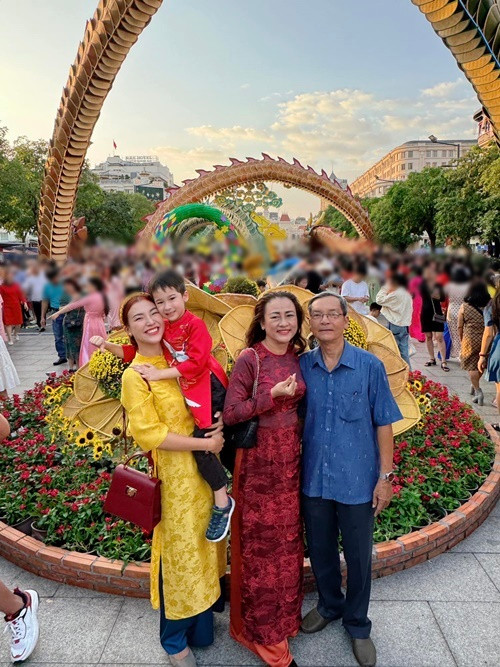 Nữ MC được bố mẹ ruột hỗ trợ chăm sóc con trai.