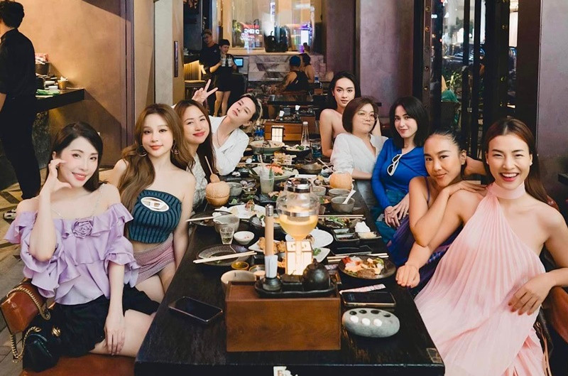 Sau khi tham gia chương trình Chị đẹp đạp gió rẽ sóng 2023, Hoàng Oanh giữ mối quan hệ thân thiết với nhiều chị đẹp.