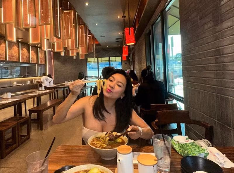 Nữ diễn viên nổi tiếng một thời tăng cân mất kiểm soát sau khi sinh con gái. Sau vài năm tập luyện, Y Phụng tự tin vào vóc dáng của mình hơn.