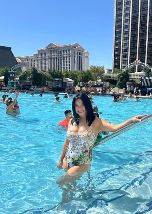 Y Phụng khoe vẻ gợi cảm trong bể bơi.