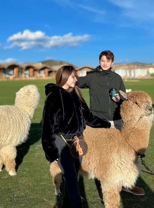 "Khi nào bỏ nhau em sẽ thông báo nghiêm chỉnh, đừng đồn nữa có được không ạ? Vẫn đang hạnh phúc mà", Bạch Lan Phương bày tỏ.