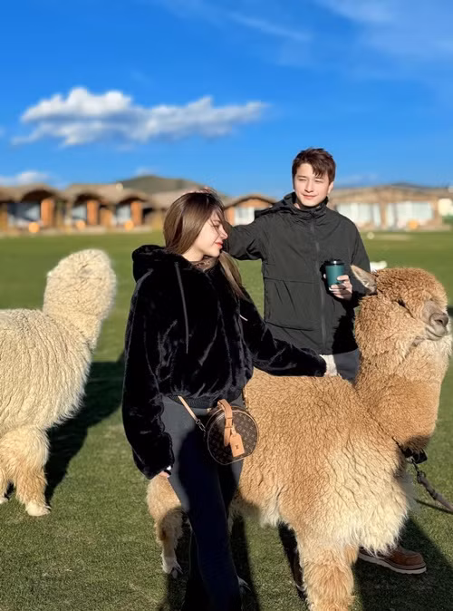 "Khi nào bỏ nhau em sẽ thông báo nghiêm chỉnh, đừng đồn nữa có được không ạ? Vẫn đang hạnh phúc mà", Bạch Lan Phương bày tỏ.