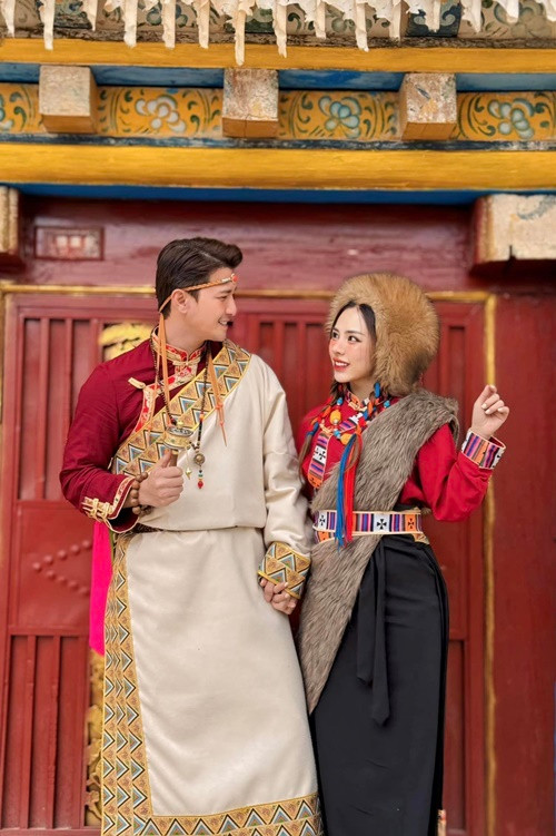 Đi hưởng tuần trăng mật, Bạch Lan Phương và Huỳnh Anh liên tục vướng tin đồn thất thiệt.