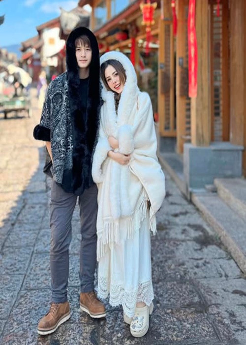 Về hôn lễ, Bạch Lan Phương từng chia sẻ trên Vietnamnet: "Tôi lười làm đám cưới. Tôi từng hỏi Huỳnh Anh có thể không tổ chức hôn lễ, hoặc chỉ mời 50 người thân thiết và bí mật được không? Tôi không thích phô trương, rườm rà. Anh ấy nói đùa rằng tôi ích kỷ vì Huỳnh Anh chưa tổ chức hôn lễ lần nào nên vẫn phải làm đám cưới. Đám cưới chắc chắn diễn ra nhưng phải đợi lúc thích hợp".