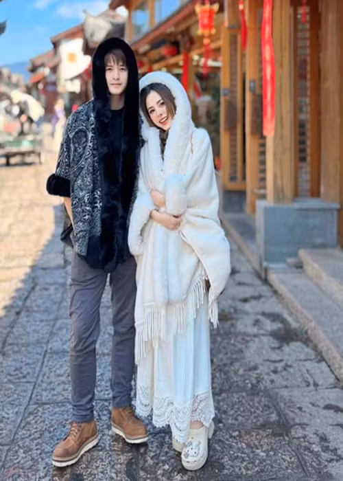 Về hôn lễ, Bạch Lan Phương từng chia sẻ trên Vietnamnet: "Tôi lười làm đám cưới. Tôi từng hỏi Huỳnh Anh có thể không tổ chức hôn lễ, hoặc chỉ mời 50 người thân thiết và bí mật được không? Tôi không thích phô trương, rườm rà. Anh ấy nói đùa rằng tôi ích kỷ vì Huỳnh Anh chưa tổ chức hôn lễ lần nào nên vẫn phải làm đám cưới. Đám cưới chắc chắn diễn ra nhưng phải đợi lúc thích hợp".