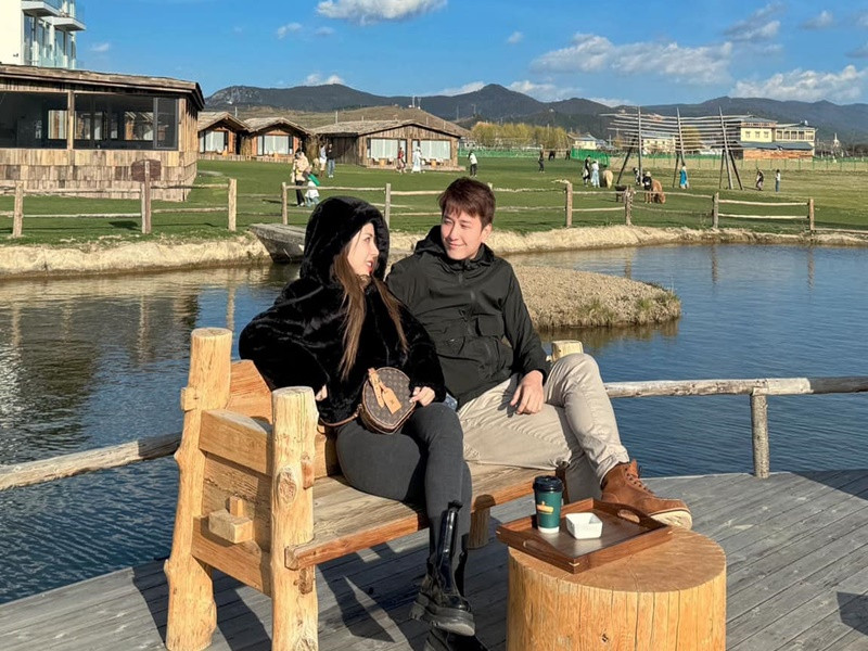 Huỳnh Anh đắm đuối ngắm nhìn vợ hơn tuổi.