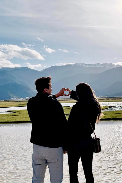 Vợ chồng Bạch Lan Phương có nhiều khoảnh khắc tình tứ trong tuần trăng mật.