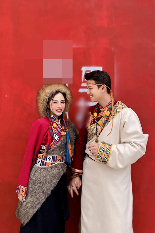 Cặp đôi đi du lịch sau khi đăng ký kết hôn.