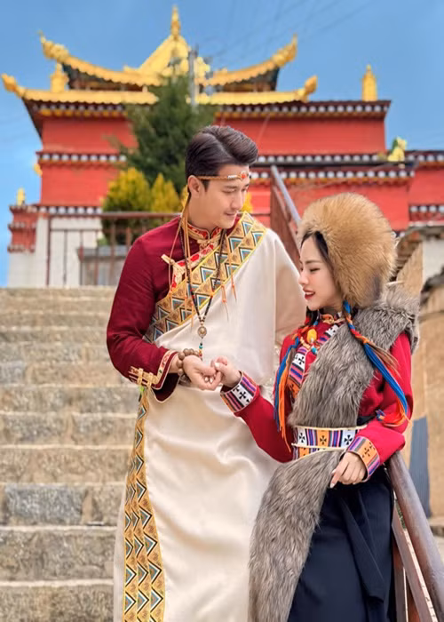 MC Bach Lan Phuong cung chong kem tuoi huong tuan trang mat