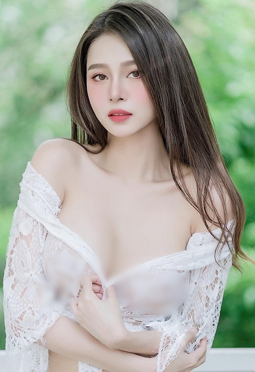 Nhiều người cho rằng trang phục của hot girl người Thái Lan quá táo bạo.