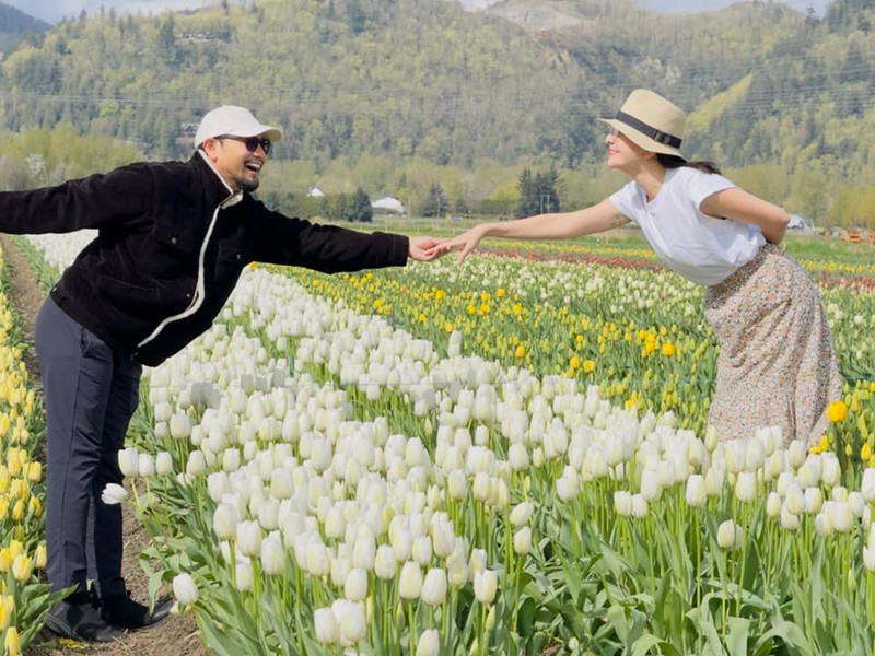 Cặp đôi diễn viên lúc ở công viên ngồi hóng mát lúc lại đi xa để khám phá vào cuối tuần.