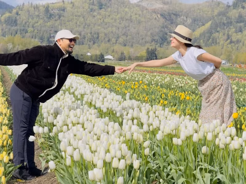 Cặp đôi diễn viên lúc ở công viên ngồi hóng mát lúc lại đi xa để khám phá vào cuối tuần.