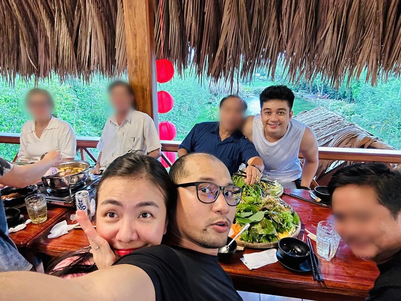 Vợ chồng Ái Châu về Việt Nam thăm gia đình, bạn bè sau 1 năm định cư ở Canada.