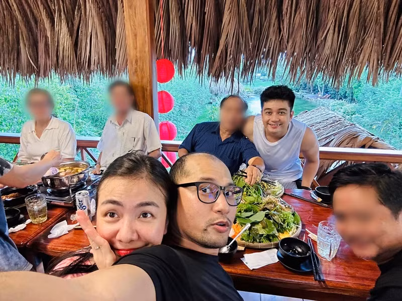 Vợ chồng Ái Châu về Việt Nam thăm gia đình, bạn bè sau 1 năm định cư ở Canada.