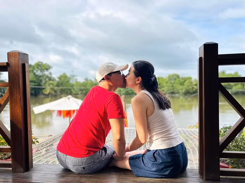 Cặp đôi trao nhau nụ hôn ngọt ngào trong chuyến đi.