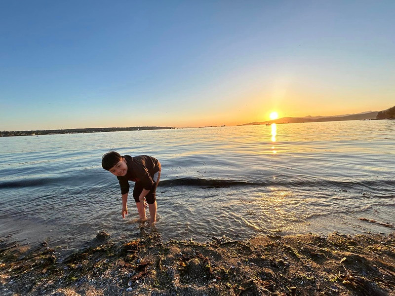 Bé Happy học tại một trường tiểu học gần nhà. Vợ chồng Ái Châu chỉ đi bộ khoảng 10 phút để đón con.