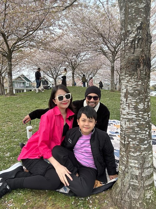 Vợ chồng Ái Châu đếm ngược từng ngày trở về nước. Dự kiến, cặp đôi cùng con trai ở Việt Nam đến tháng 7.