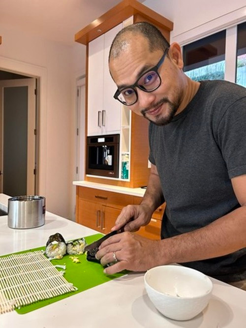 Huỳnh Đông tự tay chuẩn bị cơm cho con khi cậu nhóc đi học.