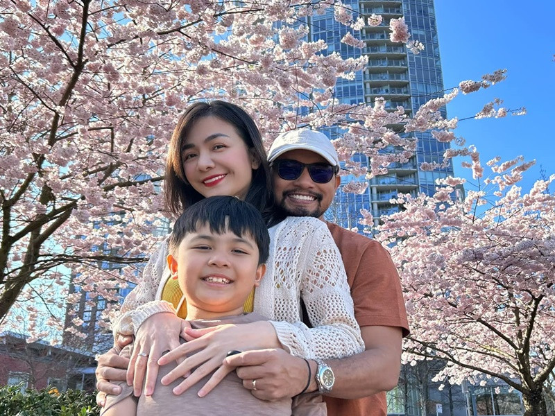 Vợ chồng Huỳnh Đông đưa con trai sang nước ngoài định cư từ cuối tháng 7/2023. Cặp đôi sống ở Toronto, Canada.