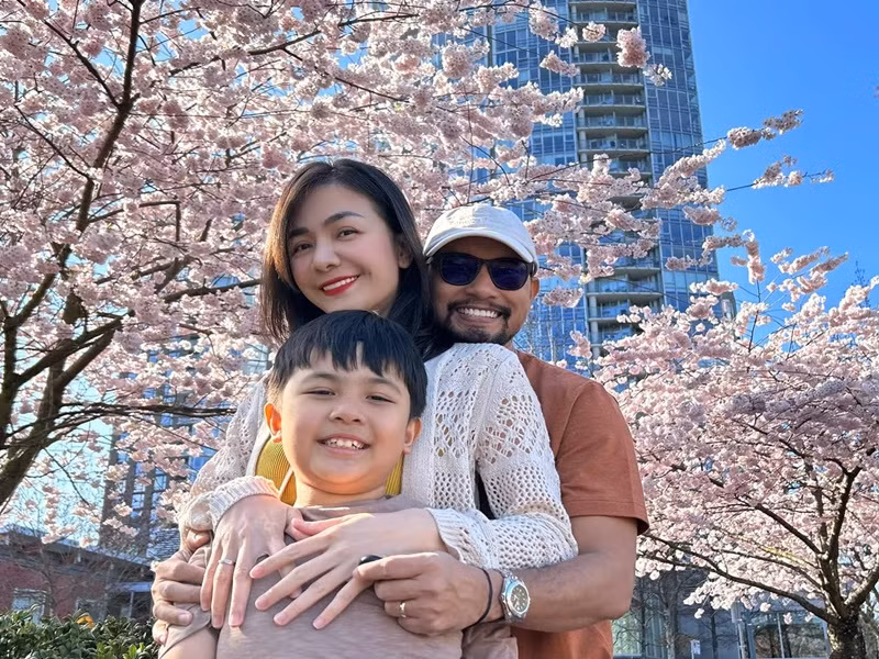 Vợ chồng Huỳnh Đông đưa con trai sang nước ngoài định cư từ cuối tháng 7/2023. Cặp đôi sống ở Toronto, Canada.