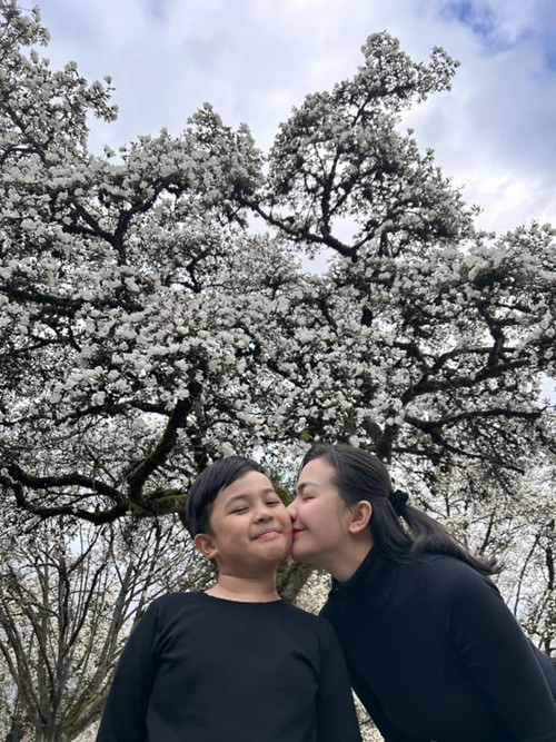 Con trai Ái Châu nhanh thích nghi với môi trường mới.