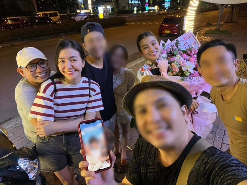 Ái Châu và Huỳnh Đông gặp gỡ các đồng nghiệp đến tận 3h sáng mới về đến nhà.