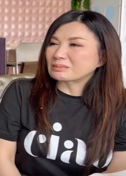 "…Vì quá xót xa cho vợ của bạn mà mình phải viết vài dòng để xin mọi người, hãy cho em ấy được thở. Nếu không hiểu chuyện thì xin đừng dùng những lời lẽ đắng cay để trách móc Phương. Chuyện gia đình của Phương, Phương sẽ biết cách giải quyết sao cho êm đẹp. Có vài người đã liên lạc với mình nói “thấy tội nghiệp cho bác gái” nhưng mình khẳng định rằng, không ai tội nghiệp và đau đớn hơn Bình Phương trong lúc này. Có bao nhiêu người thấu hiểu được nỗi đau, chồng bước ra khỏi nhà 2 tiếng trước, trước khi đi còn ôm hôn vợ con, 2 tiếng sau đã nghe tin chồng mình ra đi mãi mãi”, Trizzie Phương Trinh viết. Ảnh: Saostar.