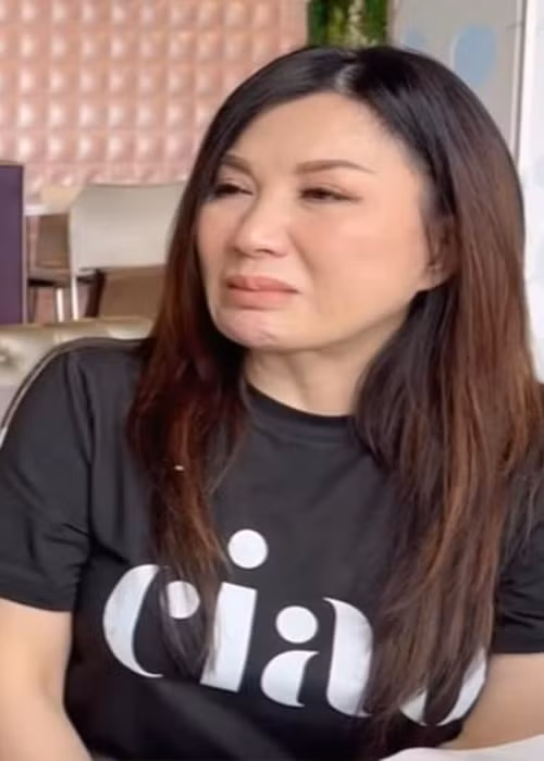 "…Vì quá xót xa cho vợ của bạn mà mình phải viết vài dòng để xin mọi người, hãy cho em ấy được thở. Nếu không hiểu chuyện thì xin đừng dùng những lời lẽ đắng cay để trách móc Phương. Chuyện gia đình của Phương, Phương sẽ biết cách giải quyết sao cho êm đẹp. Có vài người đã liên lạc với mình nói “thấy tội nghiệp cho bác gái” nhưng mình khẳng định rằng, không ai tội nghiệp và đau đớn hơn Bình Phương trong lúc này. Có bao nhiêu người thấu hiểu được nỗi đau, chồng bước ra khỏi nhà 2 tiếng trước, trước khi đi còn ôm hôn vợ con, 2 tiếng sau đã nghe tin chồng mình ra đi mãi mãi”, Trizzie Phương Trinh viết. Ảnh: Saostar.