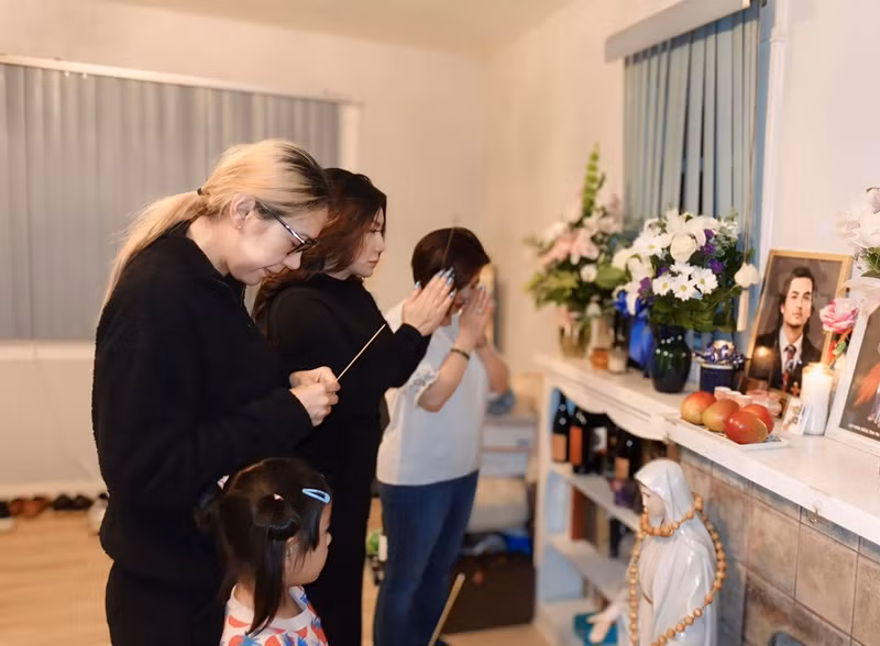 Phía ca sĩ Trizzie Phương Trinh lên tiếng bênh vực vợ Đức Tiến. Cô chia sẻ: “Câu chuyện nào cũng có 2 mặt, không phải người nào lên tiếng trước là người đó đúng. Mình là 1 trong 2 người được Bình Phương tâm sự rất nhiều về chuyện lý do tại sao chưa thể xin visa cho mẹ của Tiến qua Mỹ nhưng mình sẽ không nói ra lý do đó ở đây mà Bình Phương sẽ là người chính thức lên tiếng. Rất đau lòng khi thấy chuyện riêng tư của gia đình Đức Tiến được đưa lên mạng xã hội rồi Bình Phương phải giải thích trong khi xác chồng còn nằm đó, chưa chôn….". Ảnh: FBNV.