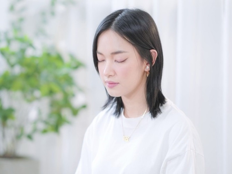 Trong một chương trình, Châu Bùi cho biết: “Ngày xưa, bạn trai cũ đối xử với tôi theo kiểu: “Anh là con trai nên anh có quyền chửi em”. Lúc đó tôi còn nhỏ nên tưởng thế là được, tôi nhìn mọi người xung quanh mình cũng bị như vậy… Anh ấy làm tôi vui vẻ nên tôi chấp nhận những giây phút anh cọc tính, chửi mình. Tôi sợ và lúc nào cũng tìm một lý do để chấp nhận chuyện đó. Ai cũng biết mình không lựa chọn bị bạn trai bạo hành nhưng khi đang ở trong mối quan hệ, mình không nhìn ra được. Người yêu đánh mình thì mình chấp nhận vì thấy anh ấy được xả stress”. Ảnh: FBNV.