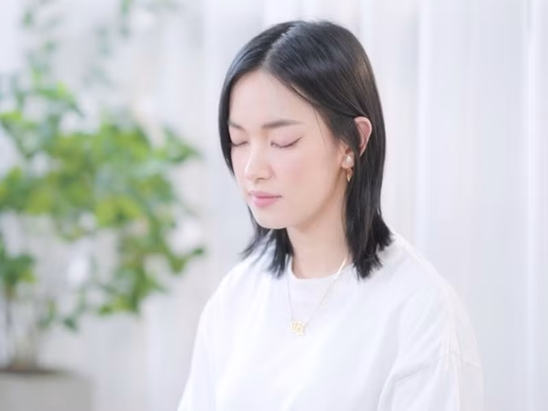 Trong một chương trình, Châu Bùi cho biết: “Ngày xưa, bạn trai cũ đối xử với tôi theo kiểu: “Anh là con trai nên anh có quyền chửi em”. Lúc đó tôi còn nhỏ nên tưởng thế là được, tôi nhìn mọi người xung quanh mình cũng bị như vậy… Anh ấy làm tôi vui vẻ nên tôi chấp nhận những giây phút anh cọc tính, chửi mình. Tôi sợ và lúc nào cũng tìm một lý do để chấp nhận chuyện đó. Ai cũng biết mình không lựa chọn bị bạn trai bạo hành nhưng khi đang ở trong mối quan hệ, mình không nhìn ra được. Người yêu đánh mình thì mình chấp nhận vì thấy anh ấy được xả stress”. Ảnh: FBNV.