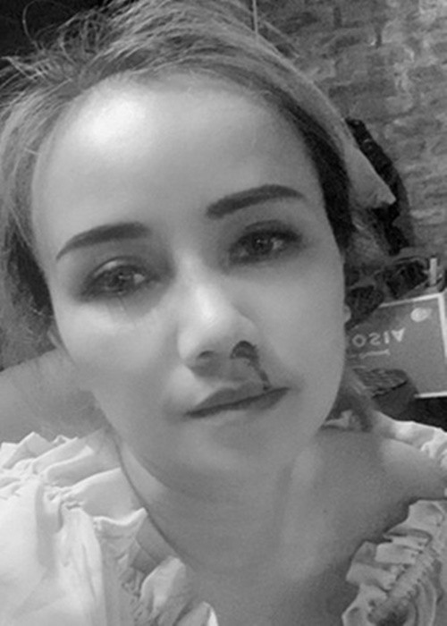 Năm 2021, Hoàng Yến bị chồng cũ Cao Thắng đấm chảy máu mũi, dùng dao đe dọa tại một quán ăn. Nữ diễn viên nhờ pháp luật can thiệp. Ngoài ra, Hoàng Yến không ngại công khai góc khuất hôn nhân với chồng cũ như bị chồng cũ bạo hành nhiều lần. Đến năm 2022, Hoàng Yến rút đơn kiện chồng cũ. Ảnh: Vietnamnet.