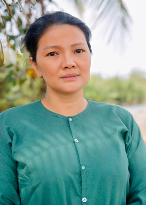 Diễn viên Kiều Trinh bị nửa kia bạo hành đến “thân tàn ma dại”. Kiều Trinh từng chia sẻ, suốt 3-4 năm, cô chịu đựng không biết bao nhiêu trận đòn roi từ người chồng thứ hai. Cho đến khi bị bạo hành đến chấn thương sọ não, phải vào viện khâu 10 mũi, Kiều Trinh mới ôm con thoát thân. Ảnh: FBNV.