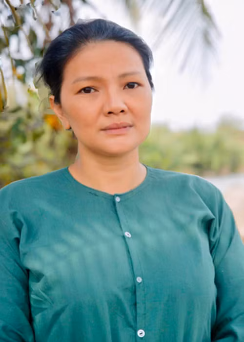 Diễn viên Kiều Trinh bị nửa kia bạo hành đến “thân tàn ma dại”. Kiều Trinh từng chia sẻ, suốt 3-4 năm, cô chịu đựng không biết bao nhiêu trận đòn roi từ người chồng thứ hai. Cho đến khi bị bạo hành đến chấn thương sọ não, phải vào viện khâu 10 mũi, Kiều Trinh mới ôm con thoát thân. Ảnh: FBNV.