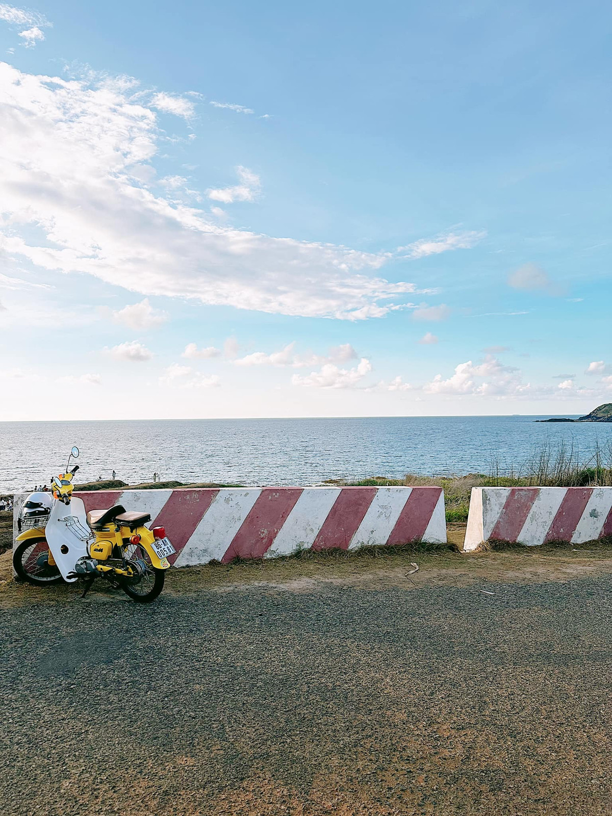 Trước khi đến với Phú Quý, Hà và bạn đã dành thời gian khám phá Phan Thiết. Tại đây, họ đã thưởng thức nhiều món ngon địa phương như mì quảng vịt, bún thịt nướng, bánh quai vạc,... và mua sắm một số món quà lưu niệm. Họ cũng không quên ghé thăm tiệm ốc sò Phan Thiết để mua những món trang sức độc đáo với giá cả phải chăng. Đặc biệt, Hà và bạn đã có những giây phút thư giãn tuyệt vời tại Tiệm cafe ven biển, nơi họ có thể ngắm nhìn khoảnh khắc hoàng hôn buông xuống tuyệt đẹp.