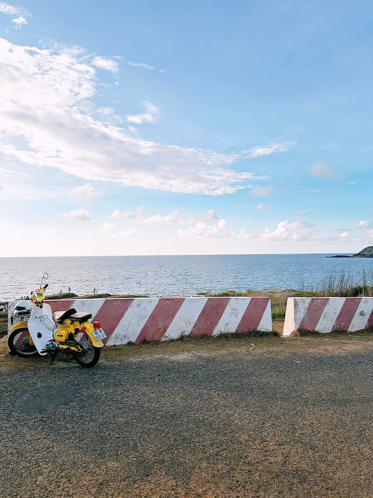 Trước khi đến với Phú Quý, Hà và bạn đã dành thời gian khám phá Phan Thiết. Tại đây, họ đã thưởng thức nhiều món ngon địa phương như mì quảng vịt, bún thịt nướng, bánh quai vạc,... và mua sắm một số món quà lưu niệm. Họ cũng không quên ghé thăm tiệm ốc sò Phan Thiết để mua những món trang sức độc đáo với giá cả phải chăng. Đặc biệt, Hà và bạn đã có những giây phút thư giãn tuyệt vời tại Tiệm cafe ven biển, nơi họ có thể ngắm nhìn khoảnh khắc hoàng hôn buông xuống tuyệt đẹp.