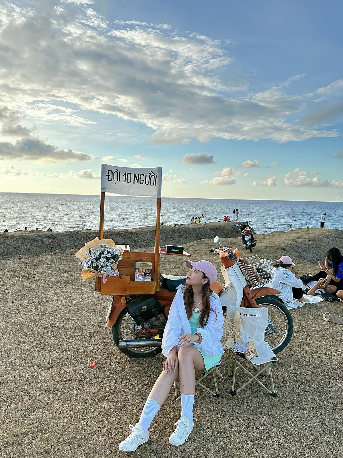 Là một fan cứng của bộ phim Hàn Quốc đình đám "Hometown Cha-cha-cha", cô gái 24 tuổi đến từ Hải Phòng - đã nung nấu ý định đặt chân đến đảo Phú Quý ngay từ khi nhìn thấy những hình ảnh về hòn đảo này trên mạng xã hội. Bởi vẻ đẹp hoang sơ, bình yên của Phú Quý khiến Hà liên tưởng đến bối cảnh trong phim, khơi gợi trong cô niềm khao khát được khám phá và trải nghiệm. Với quyết tâm biến ước mơ thành hiện thực, Hà đã đặt mục tiêu cho bản thân phải đặt chân đến Phú Quý trước khi bước sang tuổi 25. Và năm nay, cùng với người bạn thân của mình, Hà đã lên đường thực hiện hành trình chinh phục "viên ngọc xanh" nằm ở biển Đông.