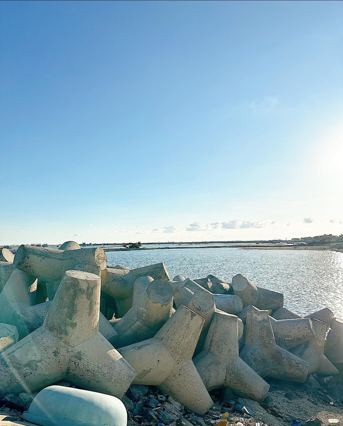 Đến với Phú Quý, nhóm bạn đã có cơ hội trải nghiệm dịch vụ gội đầu dưỡng sinh tại một spa ở xã Tam Thanh. Nơi đây còn cung cấp dịch vụ ngâm chân thảo mộc với giá cả phải chăng, mang đến cho họ những giây phút thư giãn tuyệt vời. Khi được hỏi về địa điểm yêu thích nhất trong chuyến đi, du khách Hương Hà chia sẻ: "Chúng mình thích nhất vịnh Triều Dương vì chụp ảnh rất đẹp như trong phim Hàn và không quá đông người. Điểm ngắm hoàng hôn yêu thích của mình chính là bờ kè. Ở đây, mình vừa ngắm được mặt trời lặn trên biển, vừa ngắm được tàu thuyền...".