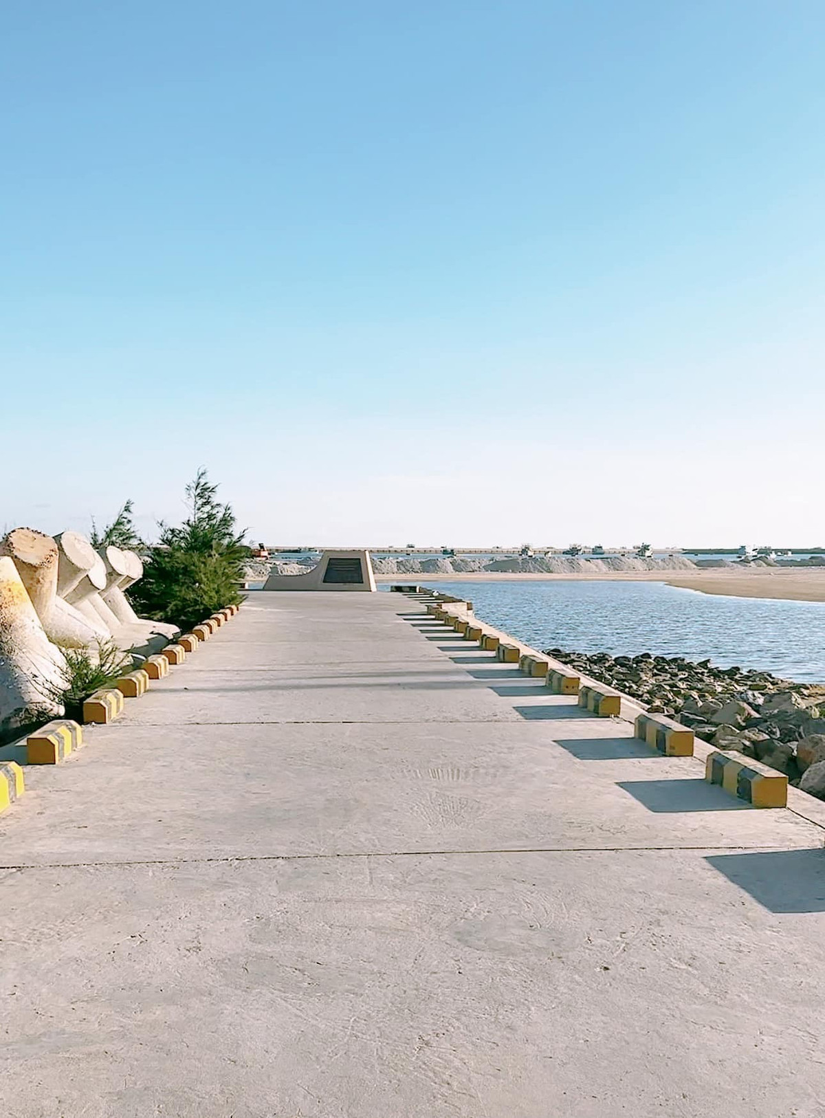 "May mắn, đợt này mình di chuyển rất nhanh và thuận lợi nên không hề cảm thấy bị mệt mỏi với tổng thời gian đi khoảng 7 tiếng. Mình thấy đảo Phú Quý rất đẹp, ở ngoài thậm chí còn xinh đẹp hơn trên ảnh. Vì mới phát triển du lịch nên Phú Quý vẫn còn khá hoang sơ so với du lịch ở những vùng biển khác. Mình lại thích đi đến những nơi không quá đông người và bị thương mại hoá nên thấy Phú Quý rất phù hợp với mình", Hương Hà bày tỏ. Hành trình khám phá Phú Quý của nhóm bạn không dừng lại ở đó. Họ đã di chuyển một vòng quanh đảo để check-in tại những địa điểm nổi tiếng như phong điện, đường Chị Nên, vịnh Triều Dương, bãi Lăng,... Mỗi điểm đến đều mang đến cho họ những trải nghiệm và cảm xúc riêng biệt.