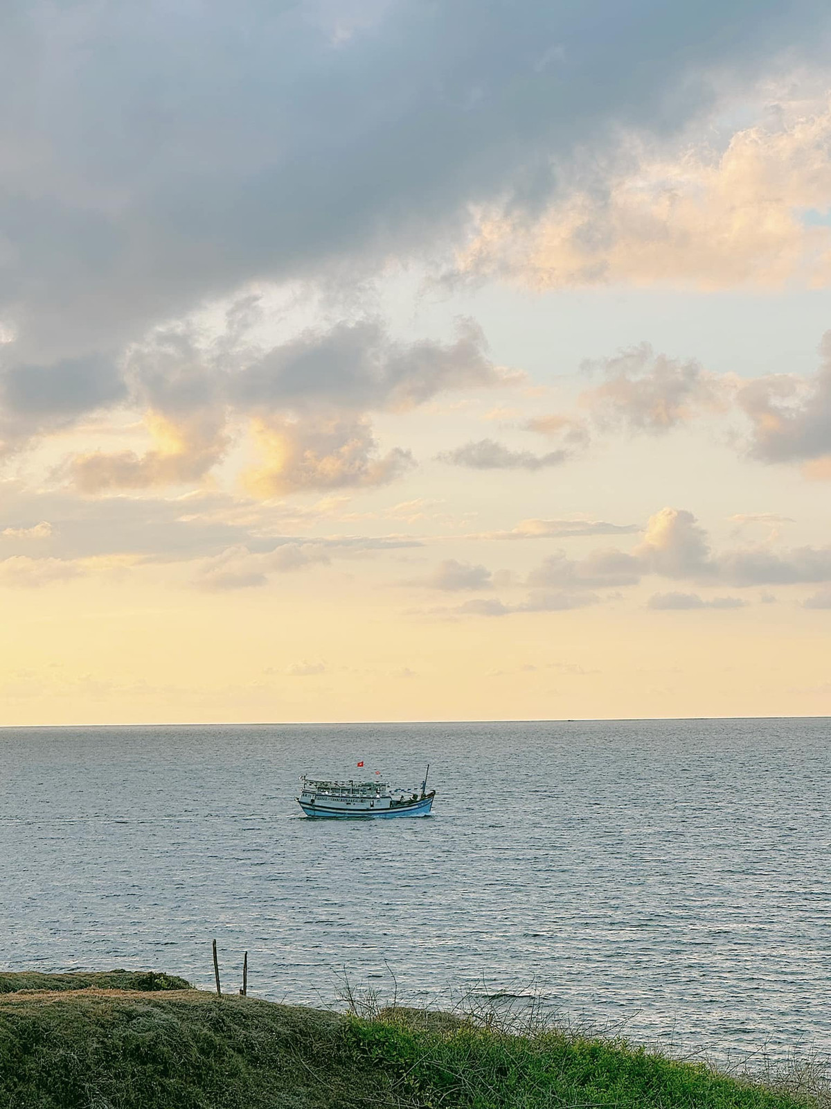 Hòn đảo Phú Quý xinh đẹp với diện tích 17km² từ lâu đã trở thành điểm đến say mê du khách bởi những bãi biển trong xanh, rặng san hô đầy màu sắc và khung cảnh hoang sơ, yên bình. Nơi đây chính là thiên đường dành cho những ai yêu thích khám phá và tận hưởng thiên nhiên rộng lớn.